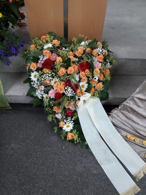 Beerdigung Trauerherz Blumenschmuck Blumenherz Libella Floristik Beerdigung Trauerherz Blumenschmuck Blumenherz Libella Floristik